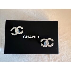 🩷 Vintage Designer CoCo Chanel
Logo Silver Shoe Clip Made by Bluette in France🩷